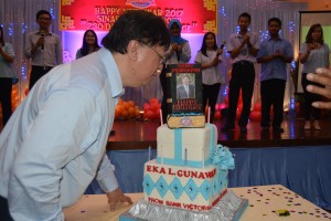 Peniupan kue ulang tahun oleh Bpk. Eka Leonard Gunawan (CEO PT. Sinar Antjol Group)